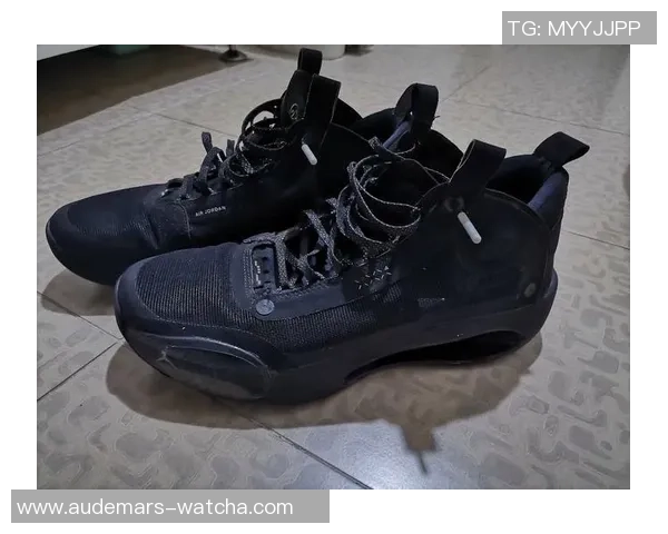 扁平足球鞋引领潮流 日本球星打造全新运动风尚