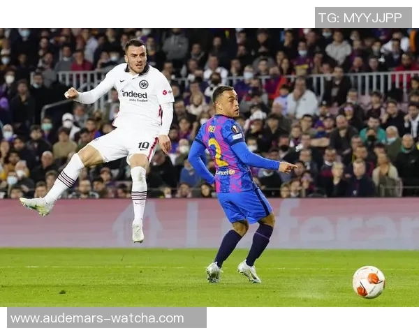 法兰克福足球队球星表现出色助力球队冲击欧洲赛场荣誉